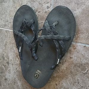 Teva olowahu strappy slip on sandals shoes